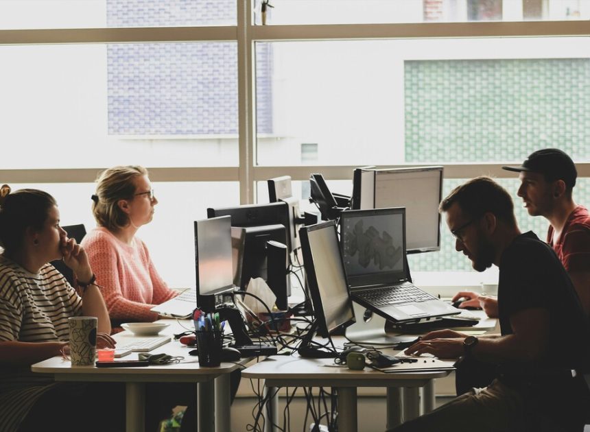 Los informes sobre IA y empleo son ya un género propio: cada uno cuenta un futuro distinto, y todos parecen probables
